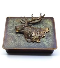 Prunkvolle Dose mit Hirsch