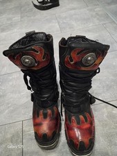 NEW ROCK Schnürstiefel mit Schnallen, roten Flammen und Totenkopf (Gr. 43)
