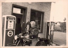Foto junger Mann mit BMW R51/2 ? Motorrad an Tankstelle 50 iger ? ca. 10 * 7 cm