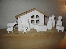 Handgefertigte Krippe, ca. 32 x 9 x 15 cm.