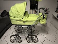 Kombi-Kinderwagen Marita Classic 2 in 1 inkl. Sportsitz und Zubehör in Grün.