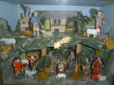  Kastenkrippe um 1880, kleine Holzfiguren, museal