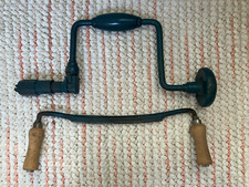 Bohrleier. Handbohrmaschine. Brustleier. Bohrer. Antik. Vintage.