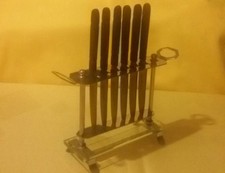 6 Messer Uchatiusbronce mit Ständer, Holzgriff, Dachbodenfund Uchatius