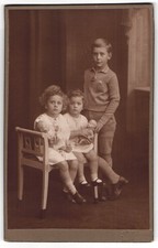 Fotografie L. Bäuerle, Tübingen, junger Knabe nebst seinen Schwestern mit Puppe 