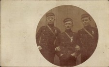 Foto Ak Drei deutsche Soldaten in Uniform, Husaren - 4432704