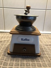 Alte Kaffee-Mühle Holz und Porzellan
