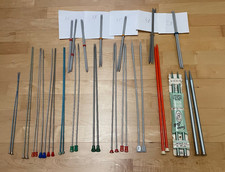 Konvolut Strumpf- und Stricknadeln von Größe 1,0 bis 15 mit Stricknadellade-Holz