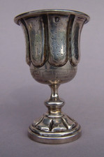 ANTIKER  SILBER HISTORISMUS FUSSBECHER, KOPFPUNZE, MIIMUM 800 SILBER