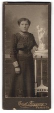 Fotografie Ernst Freygang, Penig, Frau neben einer Statue CDV /Kabinett-Foto