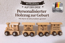 Holzzug mit Gravur Geburt
