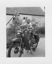 Kleiner Junge auf DDR Moped