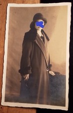 stehende junge Frau mit Hut /