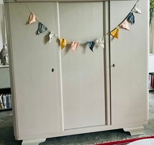 Beiger Antik Kleiderschrank