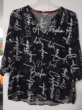 Damenbluse gr46 Grundfarbe schwarz mit weißen und grauen Schriftzügen  005