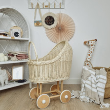 Puppenwagen aus Korbgeflecht