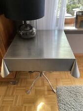 Vierbeiniger Metalltisch mit