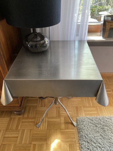 Vierbeiniger metalltisch mit - vierbeiniger,
