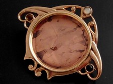 Jugendstil Brosche  vergoldet. Maße 39 x 33 mm.