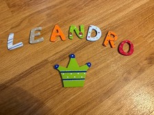 Bemalte Holzbuchstaben LEANDRO (6,5cm) und eine grüne Krone (10cm)