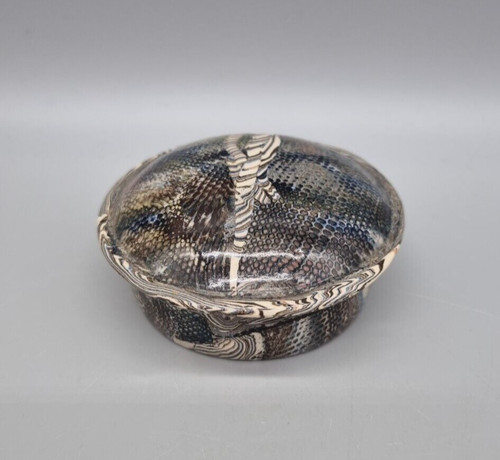 Ein keramiktopf mit deckel aus - ein,