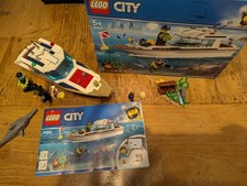 LEGO City 60221 – Tauchyacht mit Minifiguren, Hai & Schatz
