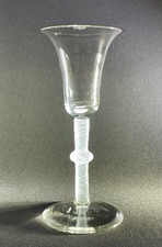 Fadenglas / Kelchglas, farbloses Glas, weiße Milchglasfäden, England, 2.H.18.Jh.