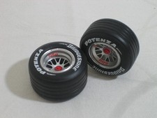 2x Ferrari F2003 Schumacher Bridgestone Reifen Felgen 1:18 Diorama Ersatzteil