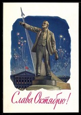Statue von Lenin mit Feuerwerk