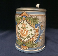 Kleiner schlichter Krug mit schöner Bemalung und schlichtem Zinndeckel.