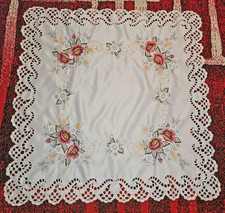Tischdecke mit Stickerei Gr. 80 x 80 neuwertig