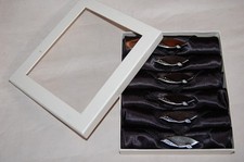 6 Stoff-Servietten 30x30 cm Satin mit Dekonadel schwarz im Geschenkkarton