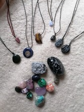 Edelsteine, verschiedenste Heilsteine, teilweise gebohrt mit Lederband