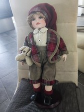 Puppe Porzellanpuppe Junge mit Kuscheltier ca. 48 cm Dekoration Schaufenster 