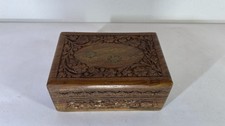 Handgeschnitzte Holzschatulle
