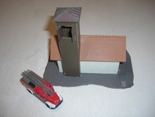 H0 Ländliches Feuerwehrgerätehaus mit Oldtimer Fahrzeug