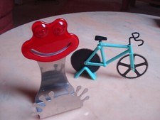 witziger Pizzaschneider Rennrad und Schwammhalter Edelstahl in Froschform