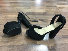 Damenpumps mit Knöchelriemen