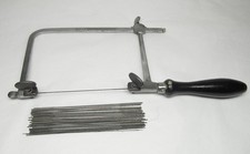 Laubsägebogen mit Sägen