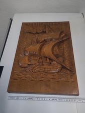 Massives Holzrelief