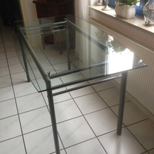 Esstisch Glasplatte Chrom und Metall Design