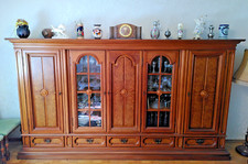 Schöner altdeutscher Wohnzimmerschrank aus Nussbaum massiv