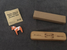 IKEA - Brosche/Anstecknadel (Family-Pferd) + Holzdreh-Kugelschreiber incl. Etui