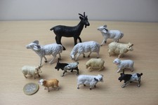 12 Schafe Ziegen Lamm Bauernhoftiere Haustiere Wildtiere Figuren Plastik alt RAR