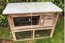 Hasenstall mit Freilauf und aufklappbarem Deckel mit Blechdach