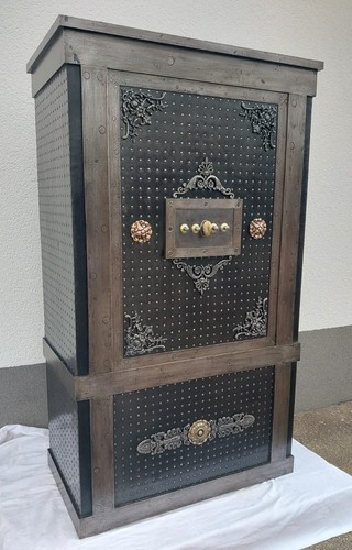 Großer antiker tresor - *+,