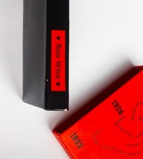 Minibuch aus der DDR __||__ "Rote Witze aus der AIZ 1926 - 1933" __||__ in Leder