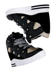 SCHWARZE STIEFELETTEN