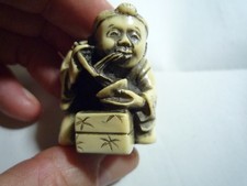 Netsuke Vintage Japan Nudeln mit Stäbchen essende Frau 