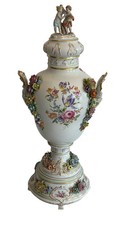 Dresdner Porzellan Vase Deckelvase mit floralen Handmalereien und Figurenaufsatz